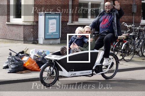 Amsterdam 18 april 2020
Menno Kohler met zijn vrouw en zoon op de bakfiets