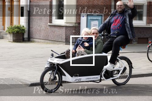 Amsterdam 18 april 2020
Menno Kohler met zijn vrouw en zoon op de bakfiets