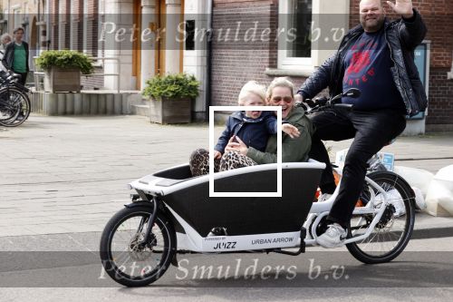 Amsterdam 18 april 2020
Menno Kohler met zijn vrouw en zoon op de bakfiets