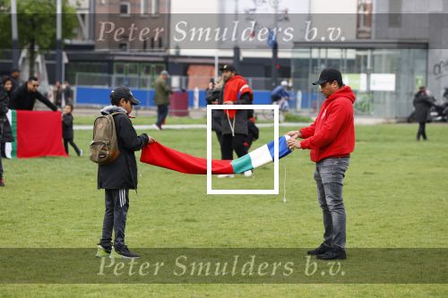 Amsterdam 29 april 2020
Honderden Molukkers op het museumplein. De politie keek toen maar hoefde niet op te treden.