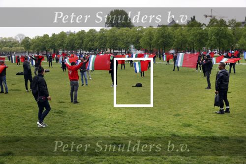 Amsterdam 29 april 2020
Honderden Molukkers op het museumplein. De politie keek toen maar hoefde niet op te treden.
