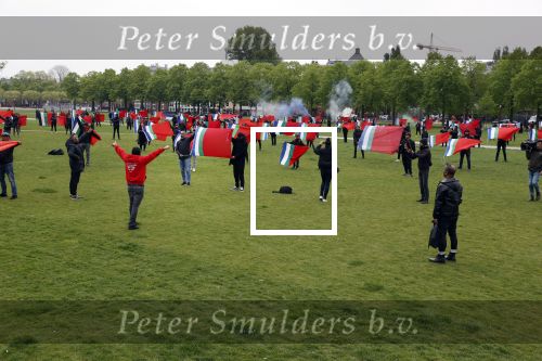 Amsterdam 29 april 2020
Honderden Molukkers op het museumplein. De politie keek toen maar hoefde niet op te treden.