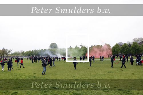 Amsterdam 29 april 2020
Honderden Molukkers op het museumplein. De politie keek toen maar hoefde niet op te treden.