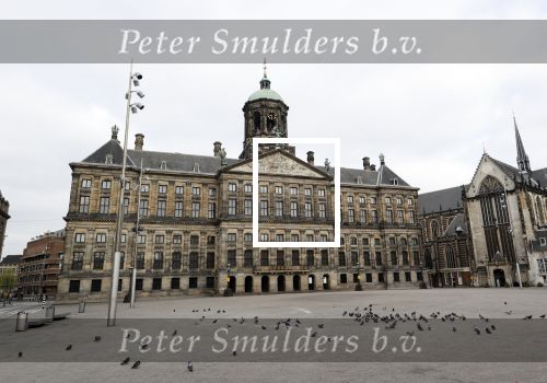 Amsterdam 26 april 2020
Amsterdam is uitgestorven in corona tijd. Bij het paleis op de Dam het Rijksmuseum de grachten de leidsestraat Leidseplein Rembrandtplein etc lopen bijna geen mensen.