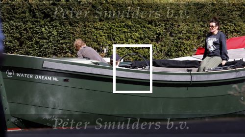 Amsterdam 19 april 2020
Prins Bernhard Prinses Annette en hun kinderen aan het varen op de grachten van Amsterdam . Ze varen in een groene waterdream ( Merk van Prins Bernhard)