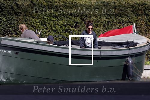 Amsterdam 19 april 2020
Prins Bernhard Prinses Annette en hun kinderen aan het varen op de grachten van Amsterdam . Ze varen in een groene waterdream ( Merk van Prins Bernhard)