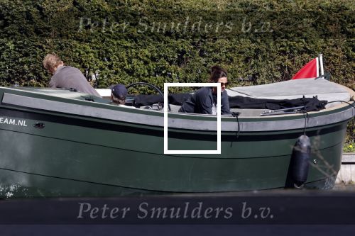Amsterdam 19 april 2020
Prins Bernhard Prinses Annette en hun kinderen aan het varen op de grachten van Amsterdam . Ze varen in een groene waterdream ( Merk van Prins Bernhard)