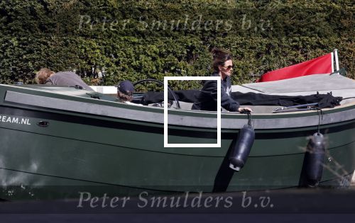 Amsterdam 19 april 2020
Prins Bernhard Prinses Annette en hun kinderen aan het varen op de grachten van Amsterdam . Ze varen in een groene waterdream ( Merk van Prins Bernhard)