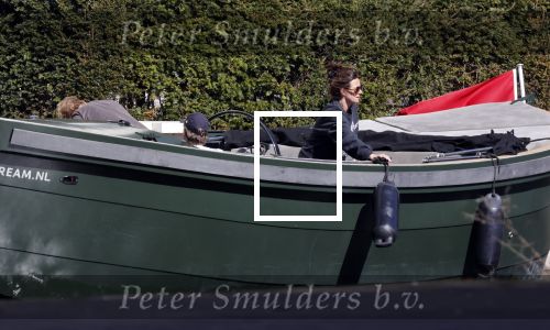 Amsterdam 19 april 2020
Prins Bernhard Prinses Annette en hun kinderen aan het varen op de grachten van Amsterdam . Ze varen in een groene waterdream ( Merk van Prins Bernhard)