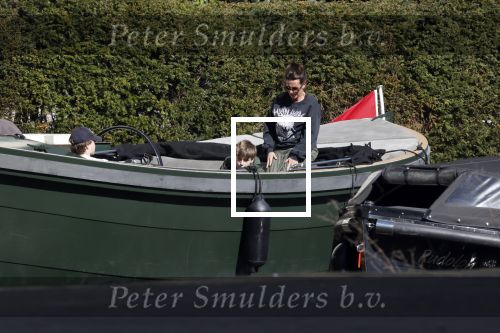 Amsterdam 19 april 2020
Prins Bernhard Prinses Annette en hun kinderen aan het varen op de grachten van Amsterdam . Ze varen in een groene waterdream ( Merk van Prins Bernhard)