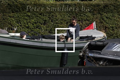 Amsterdam 19 april 2020
Prins Bernhard Prinses Annette en hun kinderen aan het varen op de grachten van Amsterdam . Ze varen in een groene waterdream ( Merk van Prins Bernhard)