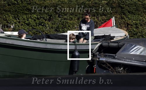 Amsterdam 19 april 2020
Prins Bernhard Prinses Annette en hun kinderen aan het varen op de grachten van Amsterdam . Ze varen in een groene waterdream ( Merk van Prins Bernhard)