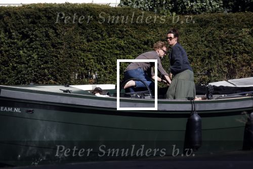 Amsterdam 19 april 2020
Prins Bernhard Prinses Annette en hun kinderen aan het varen op de grachten van Amsterdam . Ze varen in een groene waterdream ( Merk van Prins Bernhard)