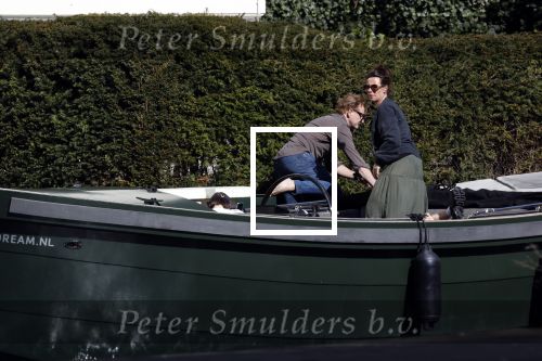 Amsterdam 19 april 2020
Prins Bernhard Prinses Annette en hun kinderen aan het varen op de grachten van Amsterdam . Ze varen in een groene waterdream ( Merk van Prins Bernhard)