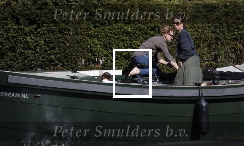 Amsterdam 19 april 2020
Prins Bernhard Prinses Annette en hun kinderen aan het varen op de grachten van Amsterdam . Ze varen in een groene waterdream ( Merk van Prins Bernhard)