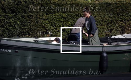 Amsterdam 19 april 2020
Prins Bernhard Prinses Annette en hun kinderen aan het varen op de grachten van Amsterdam . Ze varen in een groene waterdream ( Merk van Prins Bernhard)