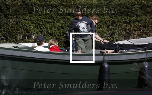 Amsterdam 19 april 2020
Prins Bernhard Prinses Annette en hun kinderen aan het varen op de grachten van Amsterdam . Ze varen in een groene waterdream ( Merk van Prins Bernhard)