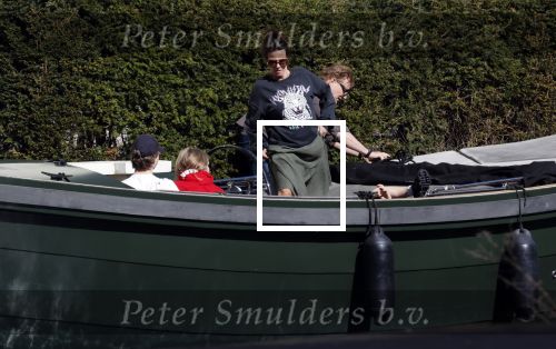Amsterdam 19 april 2020
Prins Bernhard Prinses Annette en hun kinderen aan het varen op de grachten van Amsterdam . Ze varen in een groene waterdream ( Merk van Prins Bernhard)