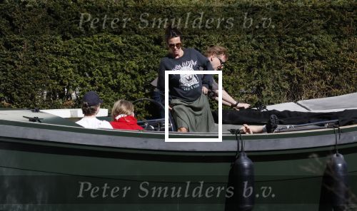 Amsterdam 19 april 2020
Prins Bernhard Prinses Annette en hun kinderen aan het varen op de grachten van Amsterdam . Ze varen in een groene waterdream ( Merk van Prins Bernhard)