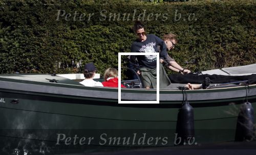 Amsterdam 19 april 2020
Prins Bernhard Prinses Annette en hun kinderen aan het varen op de grachten van Amsterdam . Ze varen in een groene waterdream ( Merk van Prins Bernhard)