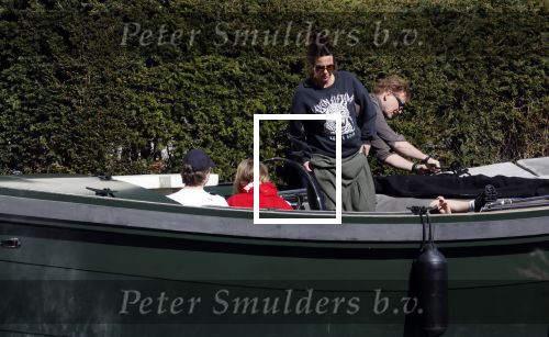 Amsterdam 19 april 2020
Prins Bernhard Prinses Annette en hun kinderen aan het varen op de grachten van Amsterdam . Ze varen in een groene waterdream ( Merk van Prins Bernhard)