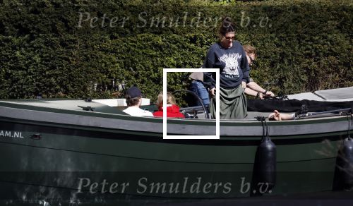 Amsterdam 19 april 2020
Prins Bernhard Prinses Annette en hun kinderen aan het varen op de grachten van Amsterdam . Ze varen in een groene waterdream ( Merk van Prins Bernhard)