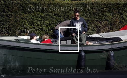 Amsterdam 19 april 2020
Prins Bernhard Prinses Annette en hun kinderen aan het varen op de grachten van Amsterdam . Ze varen in een groene waterdream ( Merk van Prins Bernhard)