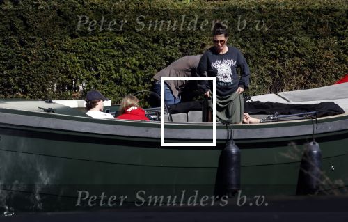 Amsterdam 19 april 2020
Prins Bernhard Prinses Annette en hun kinderen aan het varen op de grachten van Amsterdam . Ze varen in een groene waterdream ( Merk van Prins Bernhard)