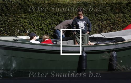 Amsterdam 19 april 2020
Prins Bernhard Prinses Annette en hun kinderen aan het varen op de grachten van Amsterdam . Ze varen in een groene waterdream ( Merk van Prins Bernhard)
