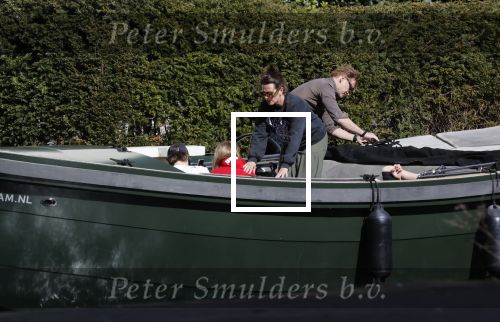 Amsterdam 19 april 2020
Prins Bernhard Prinses Annette en hun kinderen aan het varen op de grachten van Amsterdam . Ze varen in een groene waterdream ( Merk van Prins Bernhard)
