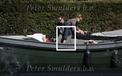 Amsterdam 19 april 2020
Prins Bernhard Prinses Annette en hun kinderen aan het varen op de grachten van Amsterdam . Ze varen in een groene waterdream ( Merk van Prins Bernhard)