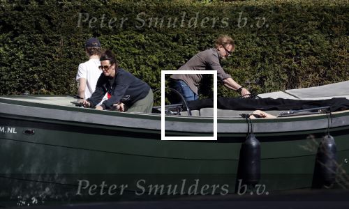 Amsterdam 19 april 2020
Prins Bernhard Prinses Annette en hun kinderen aan het varen op de grachten van Amsterdam . Ze varen in een groene waterdream ( Merk van Prins Bernhard)
