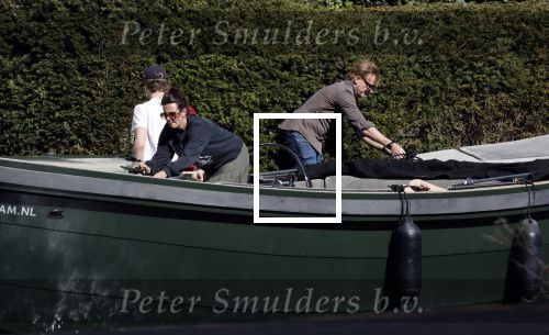Amsterdam 19 april 2020
Prins Bernhard Prinses Annette en hun kinderen aan het varen op de grachten van Amsterdam . Ze varen in een groene waterdream ( Merk van Prins Bernhard)