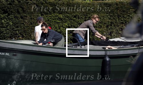 Amsterdam 19 april 2020
Prins Bernhard Prinses Annette en hun kinderen aan het varen op de grachten van Amsterdam . Ze varen in een groene waterdream ( Merk van Prins Bernhard)