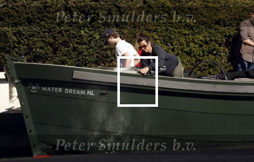 Amsterdam 19 april 2020
Prins Bernhard Prinses Annette en hun kinderen aan het varen op de grachten van Amsterdam . Ze varen in een groene waterdream ( Merk van Prins Bernhard)
