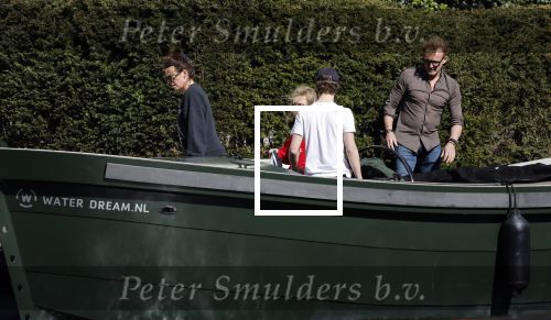 Amsterdam 19 april 2020
Prins Bernhard Prinses Annette en hun kinderen aan het varen op de grachten van Amsterdam . Ze varen in een groene waterdream ( Merk van Prins Bernhard)