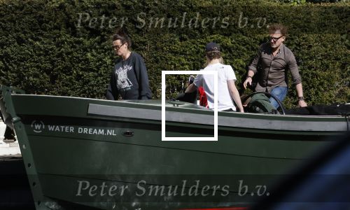 Amsterdam 19 april 2020
Prins Bernhard Prinses Annette en hun kinderen aan het varen op de grachten van Amsterdam . Ze varen in een groene waterdream ( Merk van Prins Bernhard)