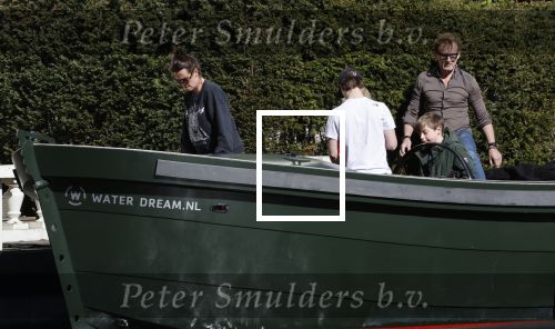 Amsterdam 19 april 2020
Prins Bernhard Prinses Annette en hun kinderen aan het varen op de grachten van Amsterdam . Ze varen in een groene waterdream ( Merk van Prins Bernhard)