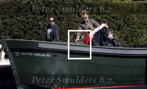 Amsterdam 19 april 2020
Prins Bernhard Prinses Annette en hun kinderen aan het varen op de grachten van Amsterdam . Ze varen in een groene waterdream ( Merk van Prins Bernhard)