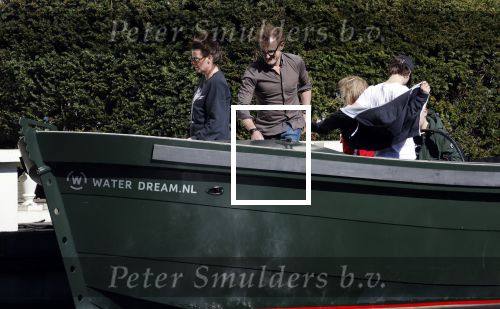 Amsterdam 19 april 2020
Prins Bernhard Prinses Annette en hun kinderen aan het varen op de grachten van Amsterdam . Ze varen in een groene waterdream ( Merk van Prins Bernhard)