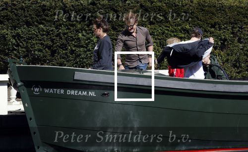 Amsterdam 19 april 2020
Prins Bernhard Prinses Annette en hun kinderen aan het varen op de grachten van Amsterdam . Ze varen in een groene waterdream ( Merk van Prins Bernhard)