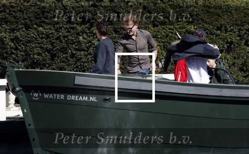 Amsterdam 19 april 2020
Prins Bernhard Prinses Annette en hun kinderen aan het varen op de grachten van Amsterdam . Ze varen in een groene waterdream ( Merk van Prins Bernhard)