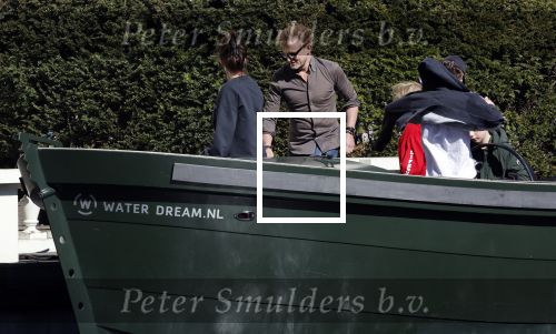 Amsterdam 19 april 2020
Prins Bernhard Prinses Annette en hun kinderen aan het varen op de grachten van Amsterdam . Ze varen in een groene waterdream ( Merk van Prins Bernhard)