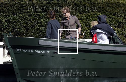 Amsterdam 19 april 2020
Prins Bernhard Prinses Annette en hun kinderen aan het varen op de grachten van Amsterdam . Ze varen in een groene waterdream ( Merk van Prins Bernhard)