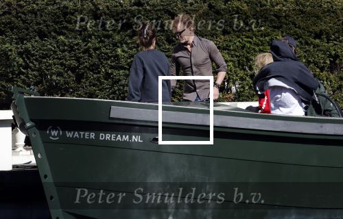 Amsterdam 19 april 2020
Prins Bernhard Prinses Annette en hun kinderen aan het varen op de grachten van Amsterdam . Ze varen in een groene waterdream ( Merk van Prins Bernhard)