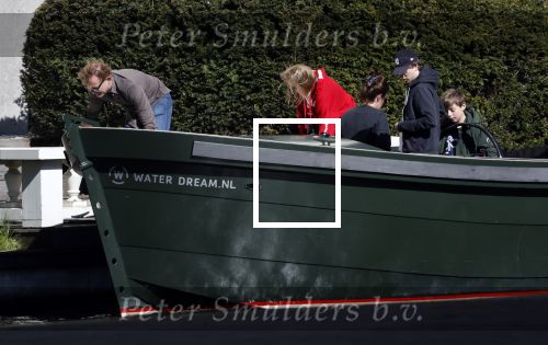 Amsterdam 19 april 2020
Prins Bernhard Prinses Annette en hun kinderen aan het varen op de grachten van Amsterdam . Ze varen in een groene waterdream ( Merk van Prins Bernhard)