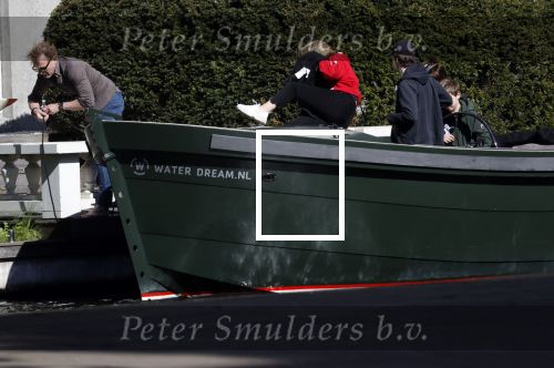Amsterdam 19 april 2020
Prins Bernhard Prinses Annette en hun kinderen aan het varen op de grachten van Amsterdam . Ze varen in een groene waterdream ( Merk van Prins Bernhard)