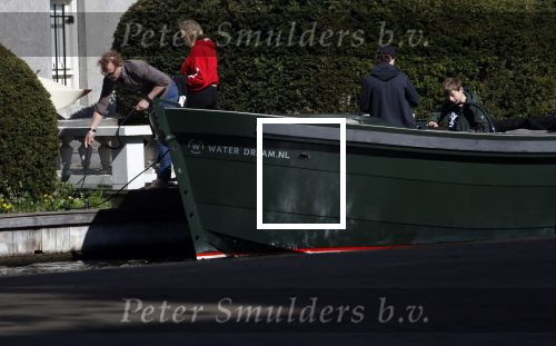Amsterdam 19 april 2020
Prins Bernhard Prinses Annette en hun kinderen aan het varen op de grachten van Amsterdam . Ze varen in een groene waterdream ( Merk van Prins Bernhard)