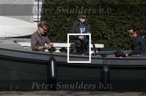 Amsterdam 19 april 2020
Prins Bernhard Prinses Annette en hun kinderen aan het varen op de grachten van Amsterdam . Ze varen in een groene waterdream ( Merk van Prins Bernhard)