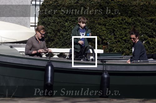 Amsterdam 19 april 2020
Prins Bernhard Prinses Annette en hun kinderen aan het varen op de grachten van Amsterdam . Ze varen in een groene waterdream ( Merk van Prins Bernhard)